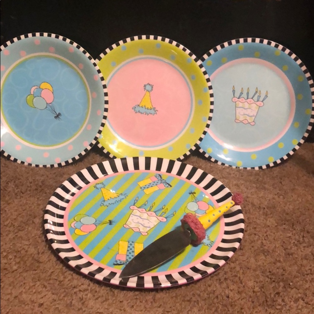 3 party plates plus cake plate and cake cutter